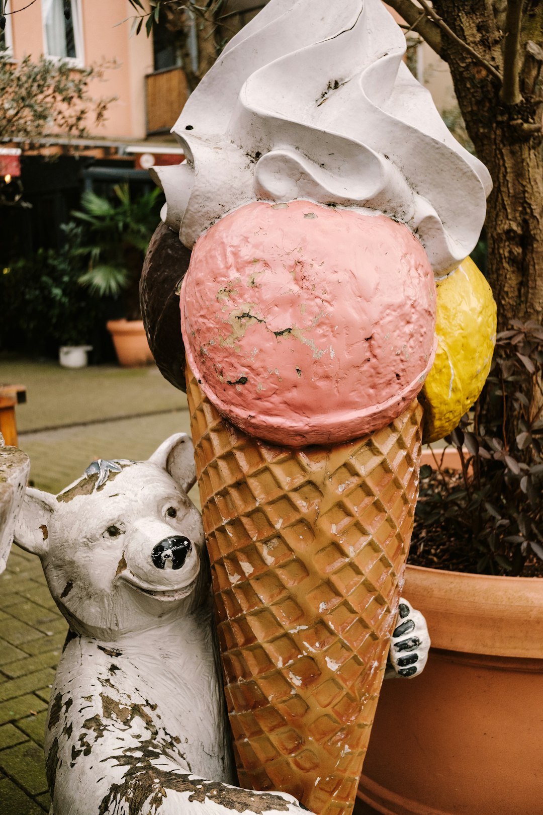 a-bear-statue-holds-a-giant-ice-cream-cone-ykms8h-nm2m